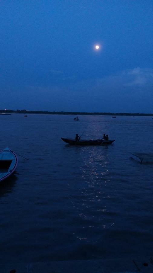 On The Ghat By Howdy Hostels Varanasi Dış mekan fotoğraf